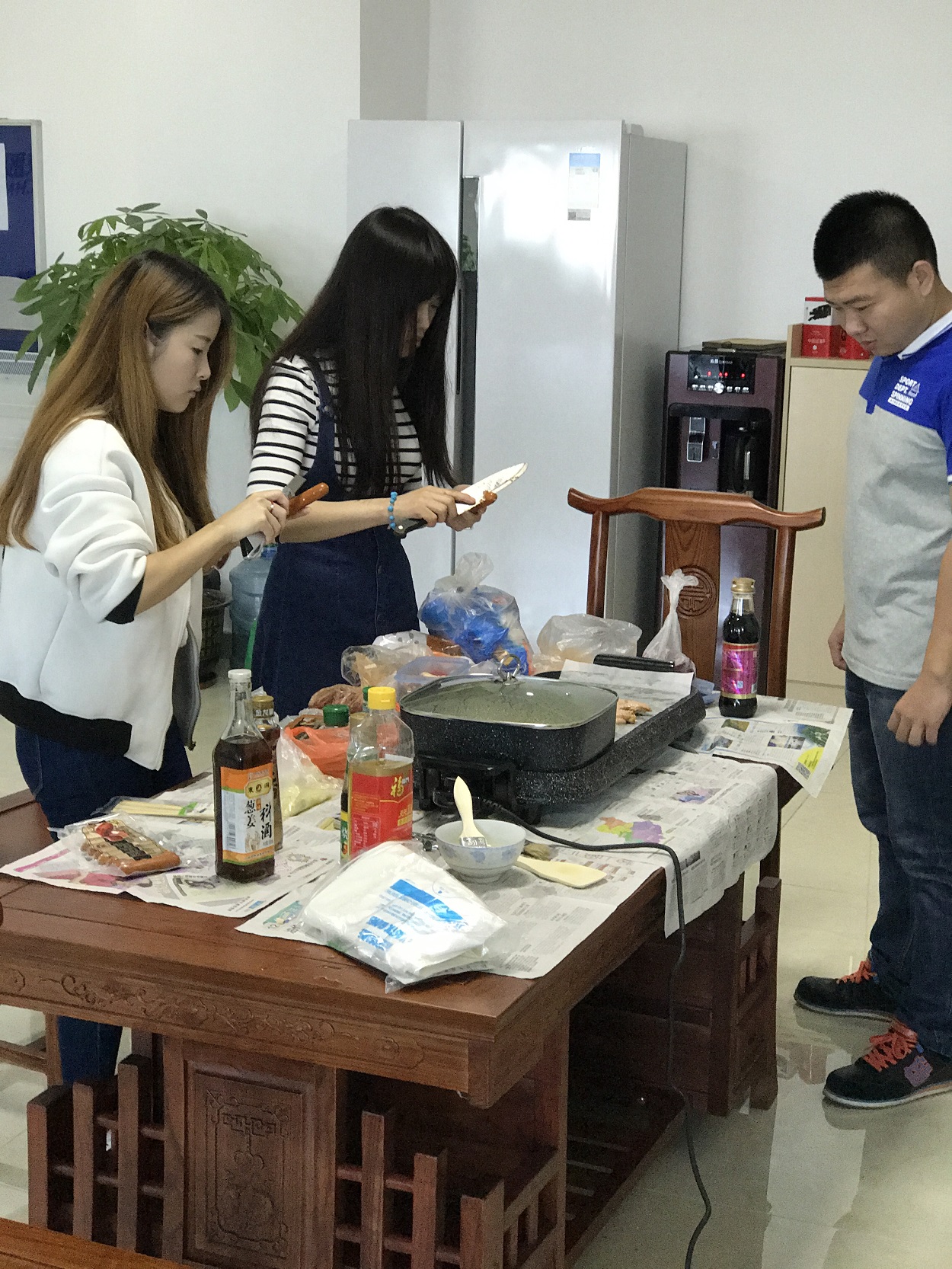 時運(yùn)電子員工自助燒烤大餐，生活多姿多彩